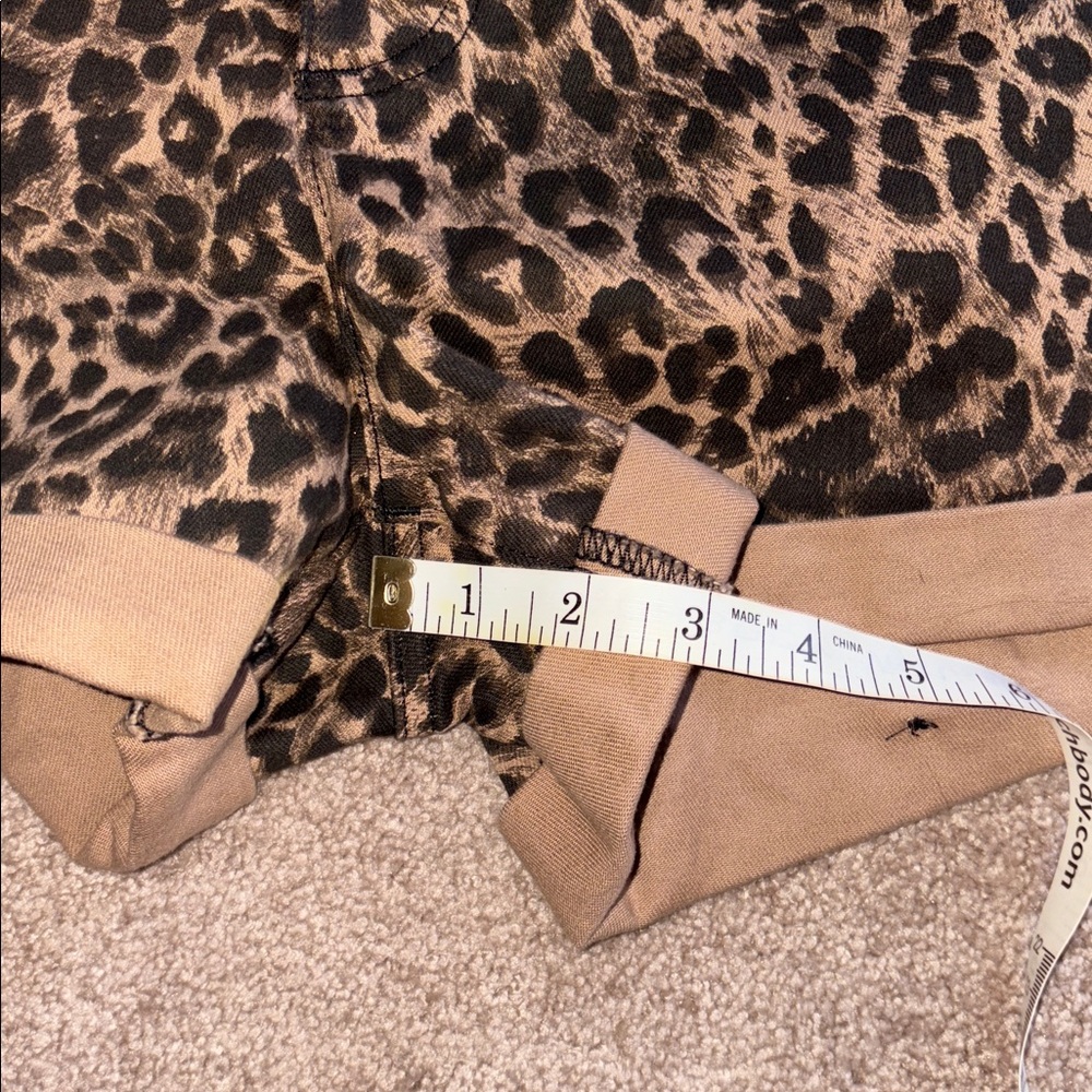 Express stretch shortie high rise leopard shorts size 10 - Picture 12 of 13